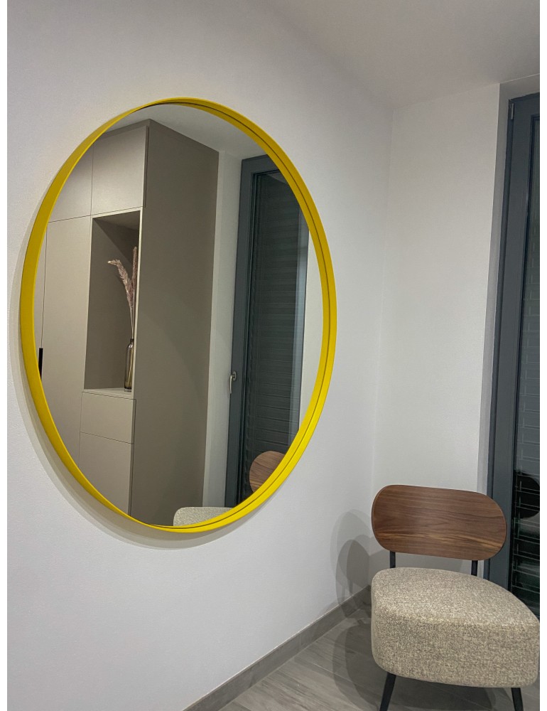 Žlté okrúhle zrkadlo s podsvietením