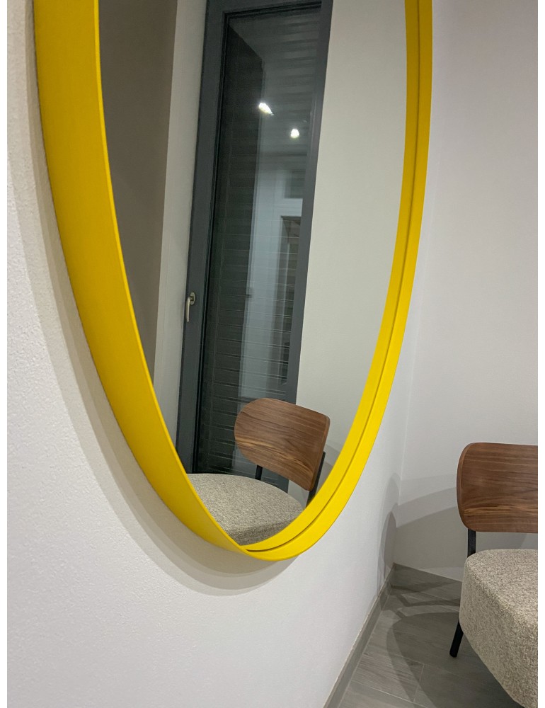 Žlté okrúhle zrkadlo