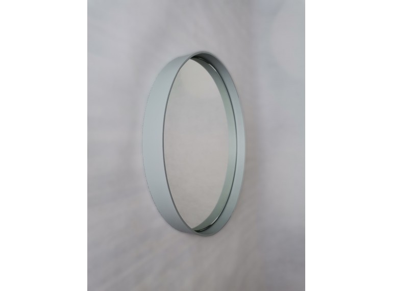 Pastelovo sivé okrúhle zrkadlo